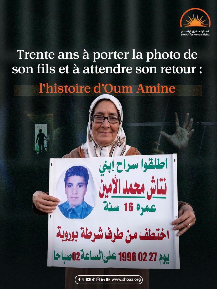 Fatiha Nateche, dite Oum Amine, tenant le portrait de son fils Mohamed El Amine Nateche